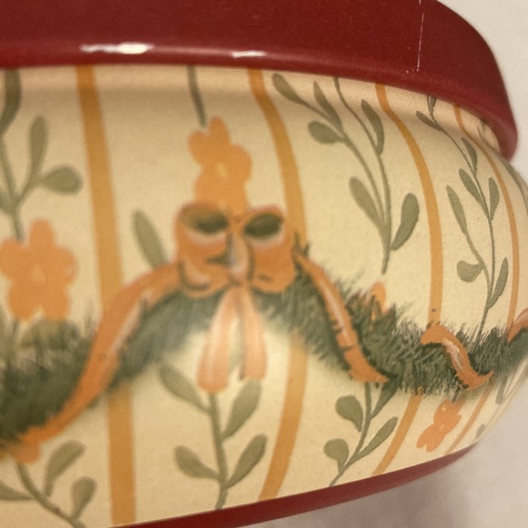 Small vintage Victorian scene tin. Lined inside with gold foil. - Picture 8 of 8